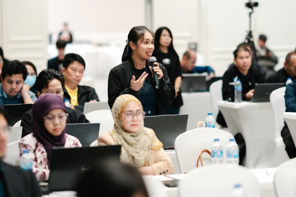 ผู้เข้าร่วมอบรมกำลังแสดงความคิดเห็นในกิจกรรม AI for University