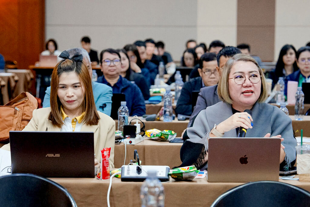 ผู้เข้าร่วมอบรมกำลังแสดงความคิดเห็นในกิจกรรม AI for University